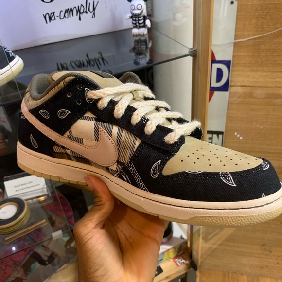 NIKE SB DUNK LOW x TRAVIS SCOTT